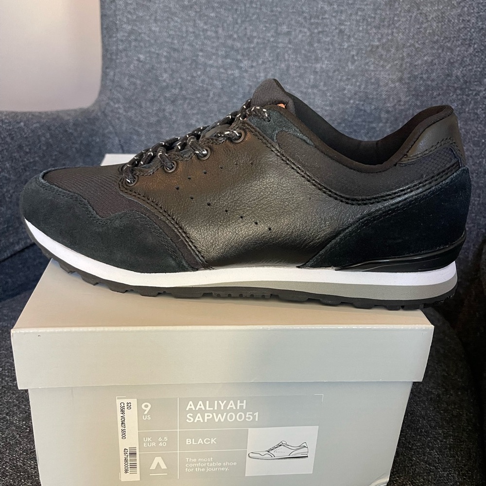 Abeo Black Sneakers Sleek Modern Design